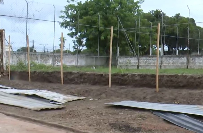  Parte de muro de estádio desaba por causa das chuvas, em Santa Rita, na PB
