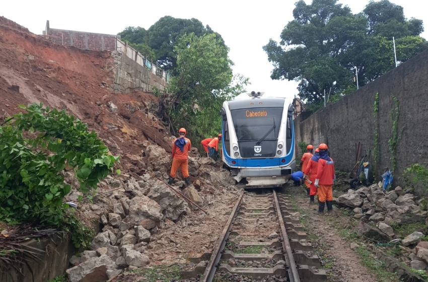  Queda de barreira em João Pessoa interrompe parcialmente a circulação de trens urbanos