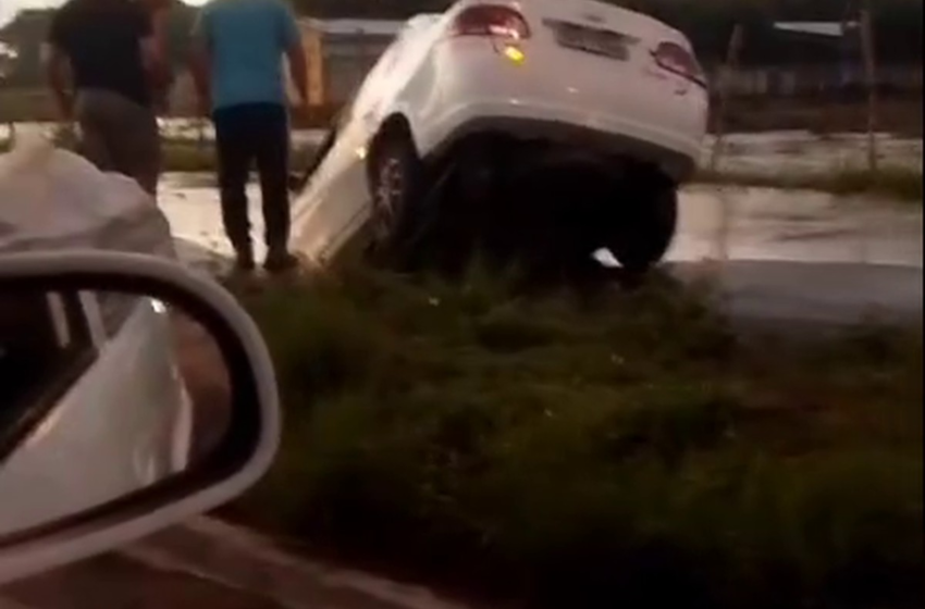  Carro é ‘engolido’ por buraco em João Pessoa e rua é interditada