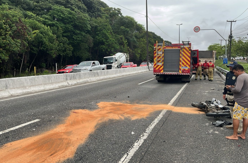  Colisão entre carreta e moto deixa mulher ferida na BR-230, em João Pessoa