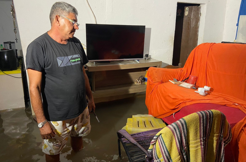  Rio transborda após chuva intensa, alaga cerca de 200 casas e deixa população sem água em Baía da Traição