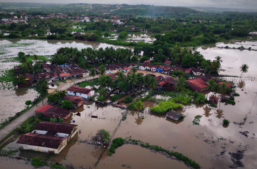  Água do Rio Mamanguape baixa, e famílias afetadas pela chuva em Rio Tinto voltam para casas