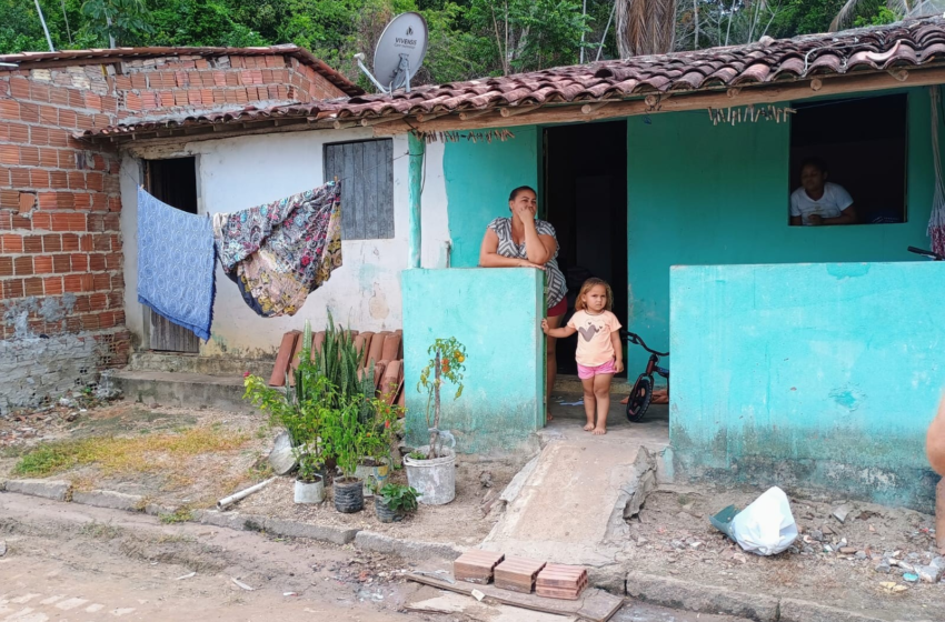  Crianças que ficaram desabrigadas em Mataraca agora temem as chuvas: 'Medo de que a casa desmorone'