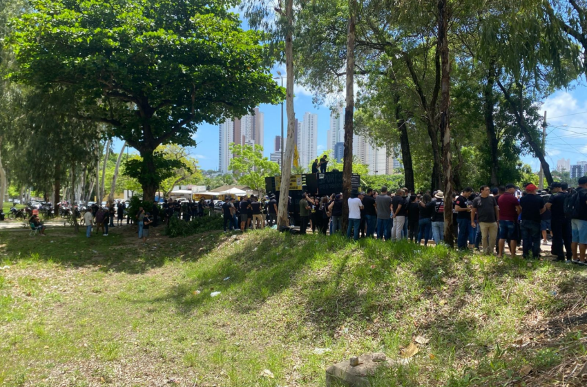  Policiais civis, penais e militares realizam protesto em frente à granja do governador, em João Pessoa