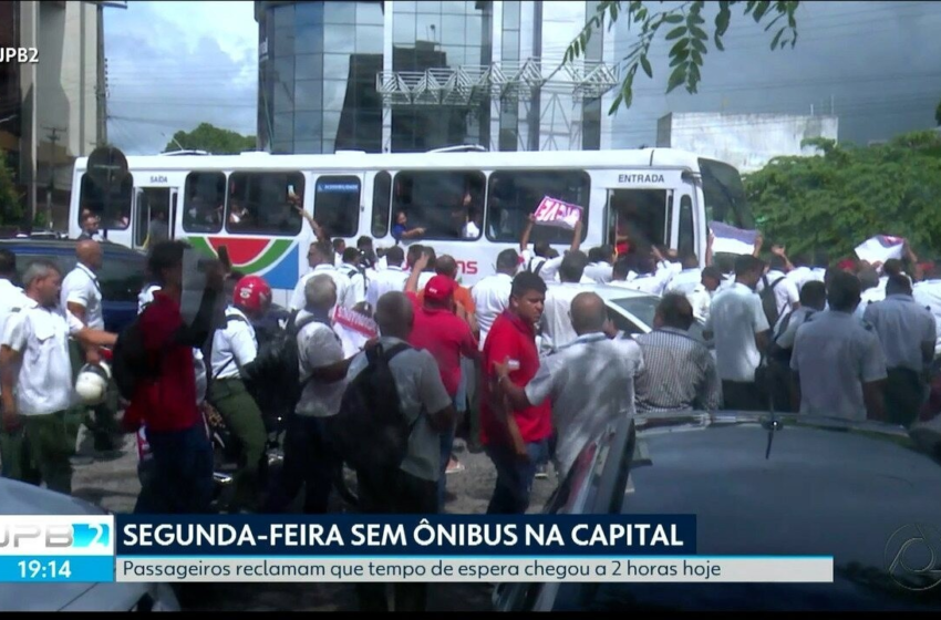  Motoristas de ônibus do transporte público de João Pessoa mantêm greve pelo segundo dia
