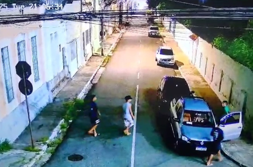  Imagens de câmera de segurança flagram assalto a carro no Centro de João Pessoa