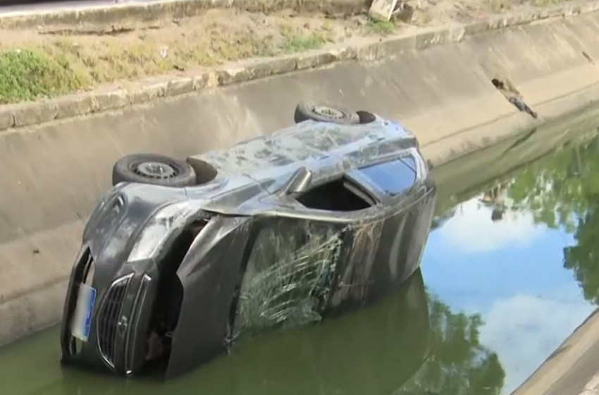  Motorista perde o controle de carro, que capota e cai dentro de canal de Campina Grande