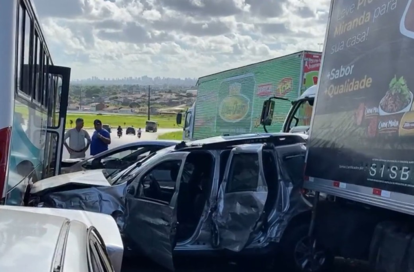  Caminhão fica sem freio e bate em ônibus e em mais quatro carros na BR-230, na Grande João Pessoa