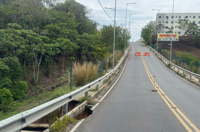  Rua entre Bancários e Portal do Sol é interditada após deslizamento de terra, em João Pessoa