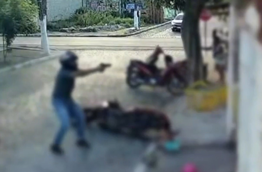  Suspeitos de ataque a tiros em que bebê ficou entre atiradores e alvo estão foragidos, afirma polícia