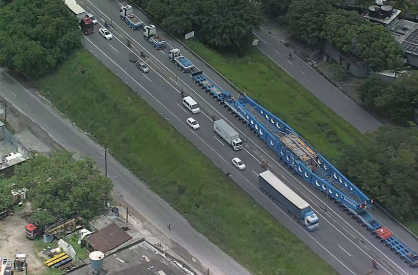  Transporte de transformador interdita BR-101 entre PE e PB, deixa trânsito lento e atrai curiosos para ver equipamento de 250 toneladas