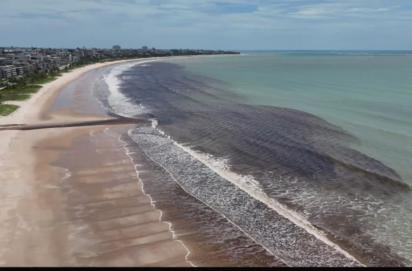  Mancha escura invade mar na Grande João Pessoa