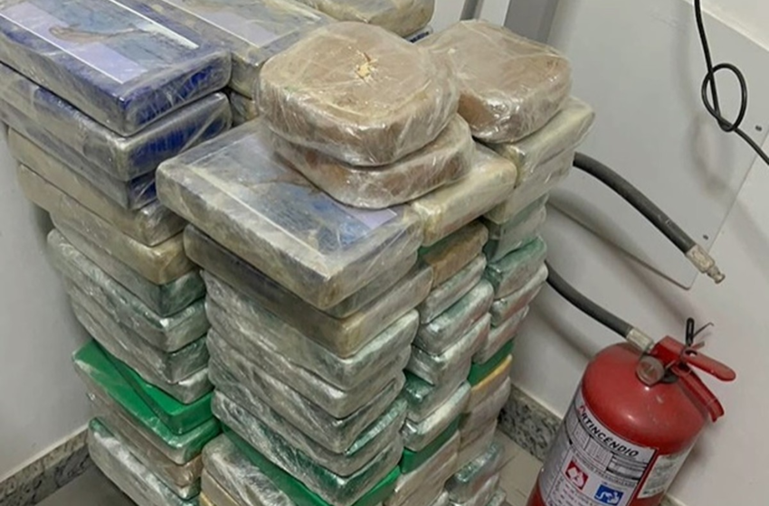  Mais de 100 kg de cocaína são apreendidos em cabine de caminhão