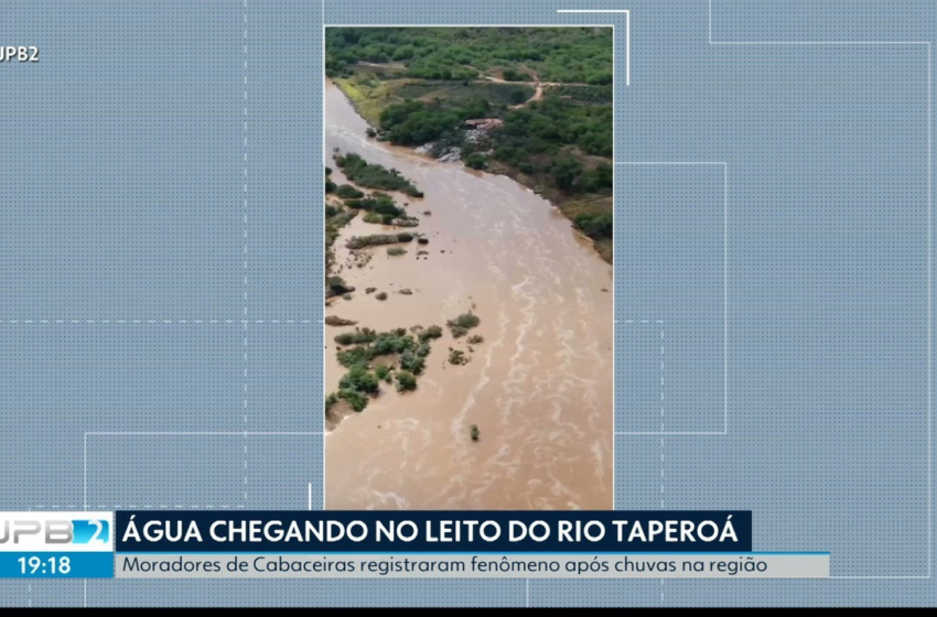  Após chuvas, moradores se reúnem em ponte para assistir o Rio Taperoá enchendo no Cariri da PB