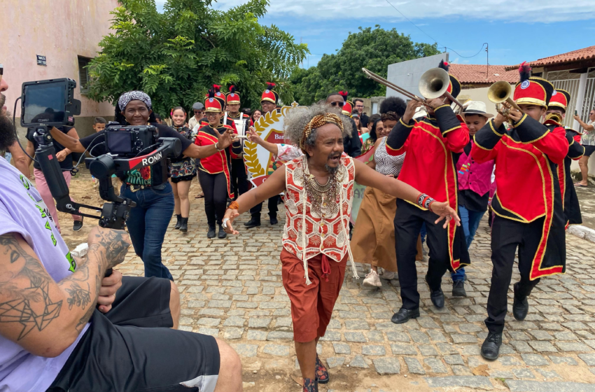  Chico César retorna à cidade natal na Paraíba para regravação de clipe de 'Mama África'