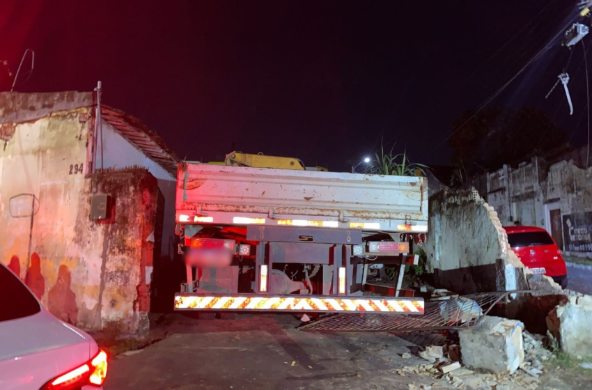  Caminhão desgovernado invade oficina mecânica no Centro Histórico de João Pessoa