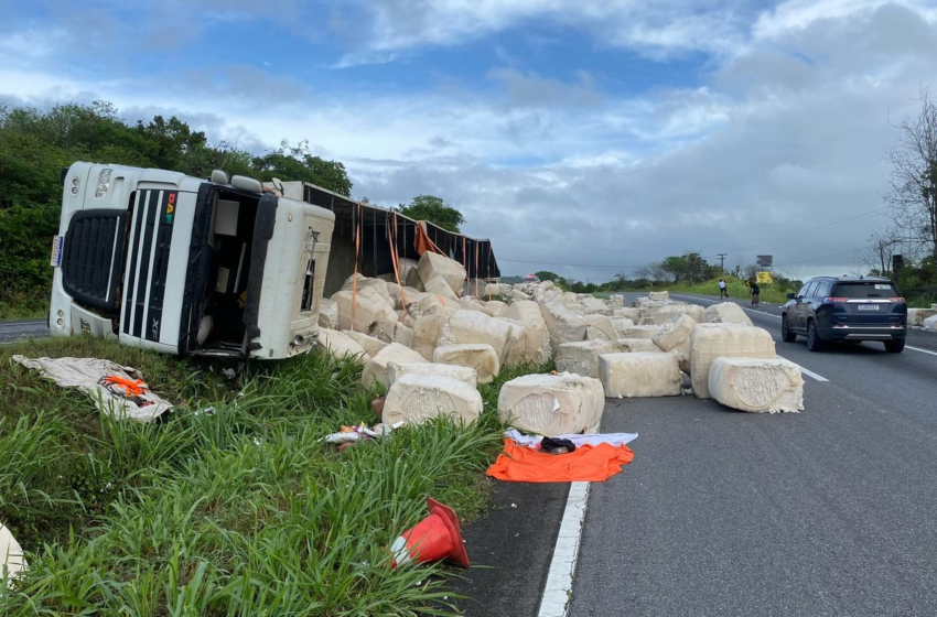  Caminhão tomba perto de Galante, na PB, e deixa BR-230 parcialmente bloqueada