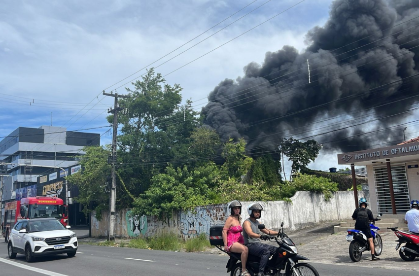  Incêndio de grandes proporções atinge centro automotivo, em João Pessoa
