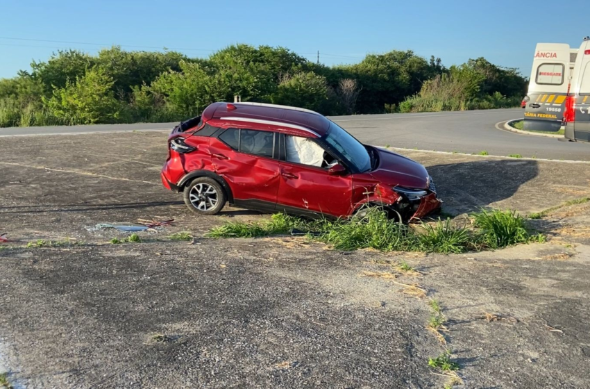  Mulher fica ferida após motorista perder controle de carro e capotar na BR-230, na PB