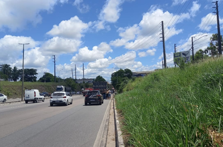  Motorista de caminhão tenta evitar acidente e colide com motociclista, na BR-230, em João Pessoa