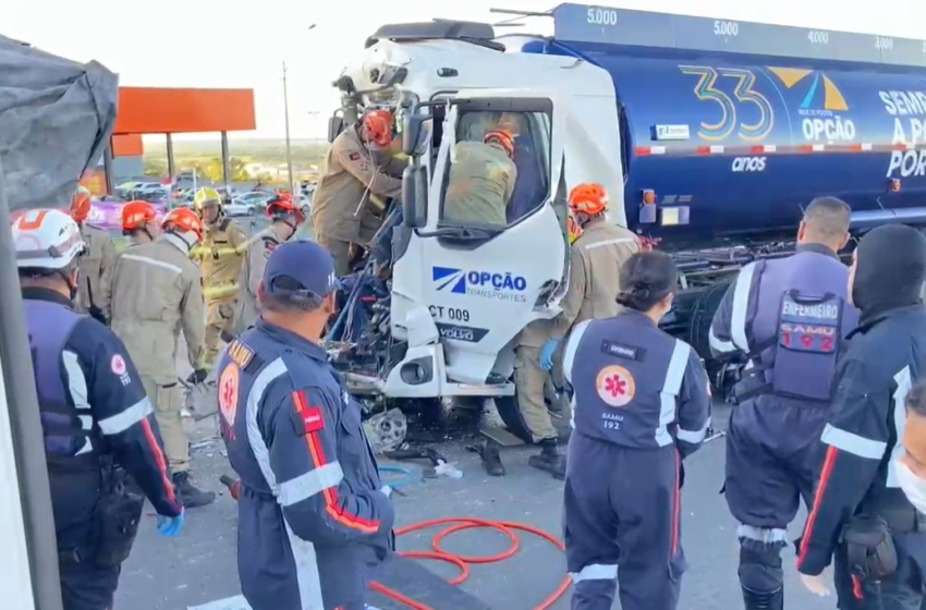  Caminhão-tanque colide com carreta e motorista fica preso às ferragens, em Santa Rita