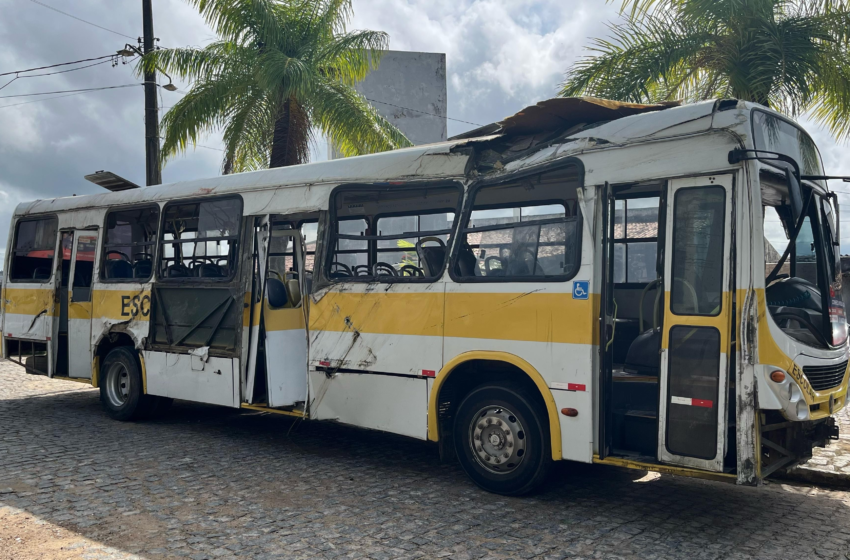 Ônibus envolvido em acidente que deixou dois estudantes mortos não tinha cinto de segurança para passageiros