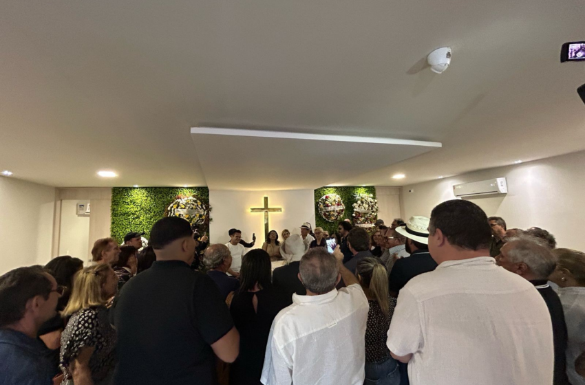  Antônio Barros é enterrado sob homenagens de amigos e familiares em João Pessoa