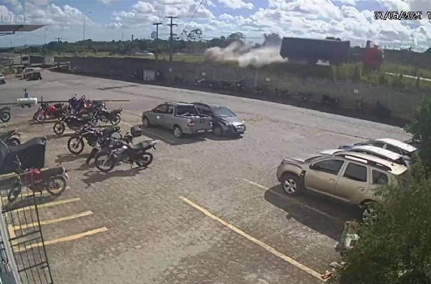 Caminhão carregado de areia tomba na BR-101, em Alhandra, e motorista fica ferido; VÍDEO
