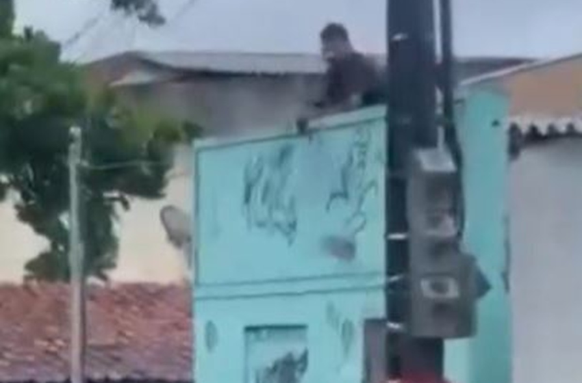 Motorista bate carro em poste e sobe em telhado de casa para fugir da polícia em Campina Grande