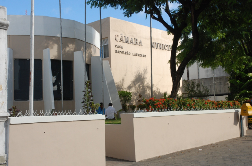  Homem armado com faca invade gabinete de vereador em João Pessoa