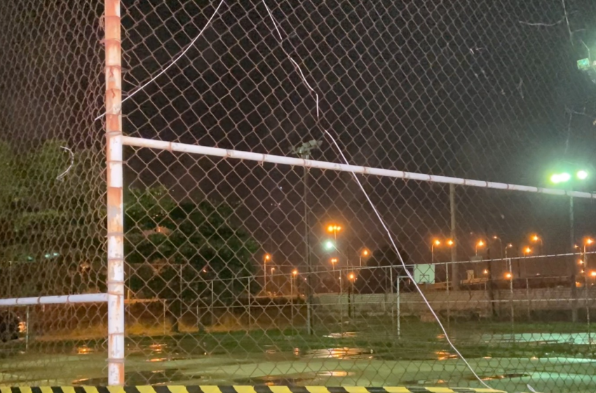 Criança morre eletrocutada ao encostar em grade energizada de quadra durante brincadeira, em João Pessoa