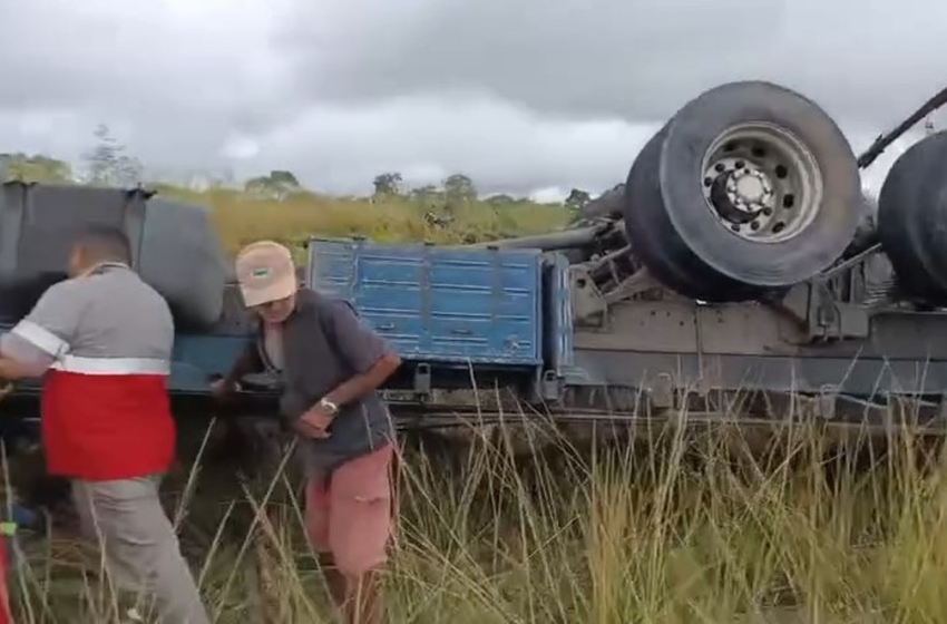  Motorista fica preso às ferragens após caminhão com ração tombar em rodovia da Paraíba