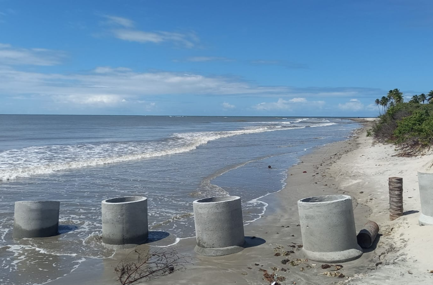 Mar de Lucena, na PB, aparece com cor escura e mau cheiro