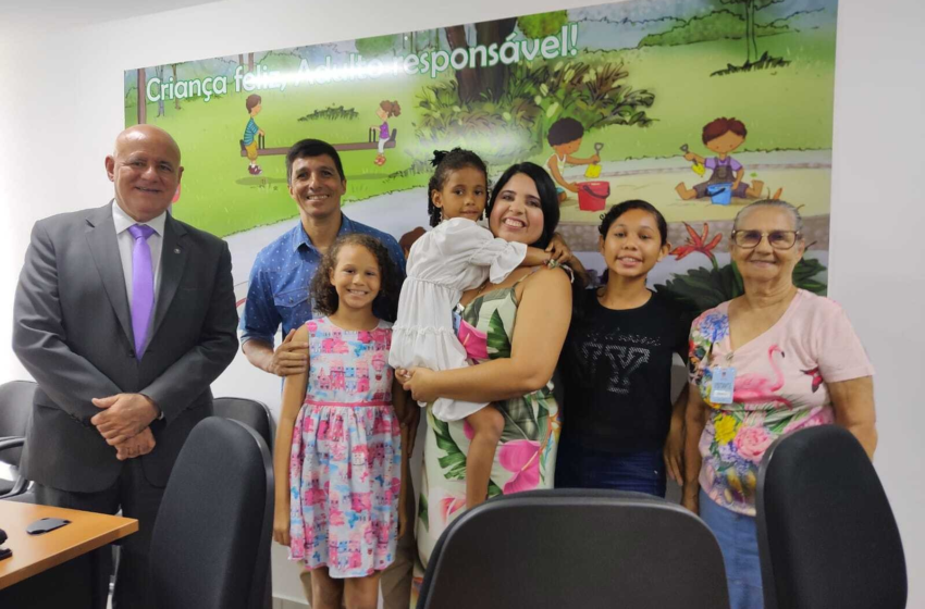  Mãe que adotou três irmãs diz que adoção é ato de amor: 'Mudou a minha vida e a delas'