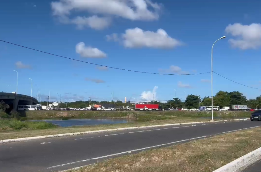 Acidente entre moto e caminhão deixa motociclista morto na BR-101, em João Pessoa