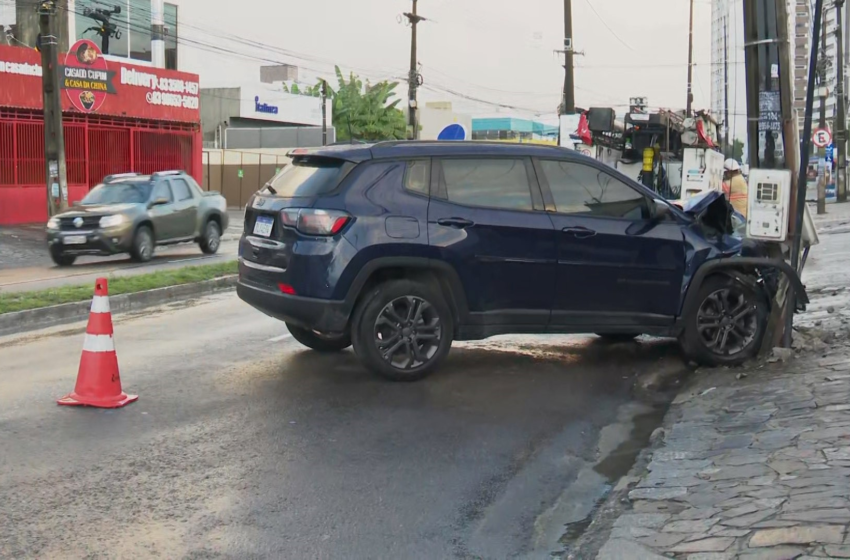  Carro bate em poste e interdita parcialmente o trânsito no bairro dos Bancários, em João Pessoa