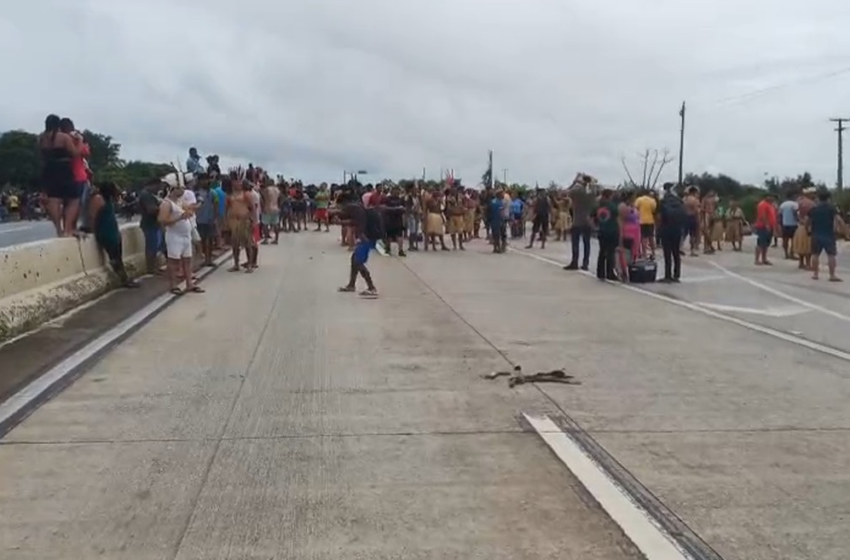 Protesto do povo potiguara bloqueia BR-101, em Mamanguape