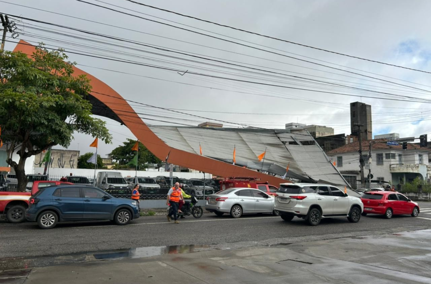  Teto de locadora de veículos desaba em Campina Grande