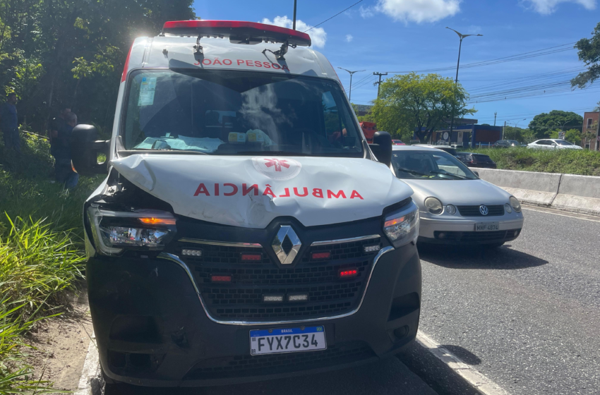 Ambulância se envolve em acidente com outros dois veículos na BR-230, em João Pessoa