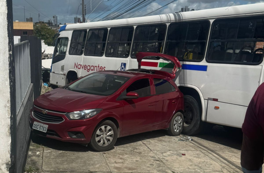 Ônibus sem motorista bate e derruba muro de casa em João Pessoa