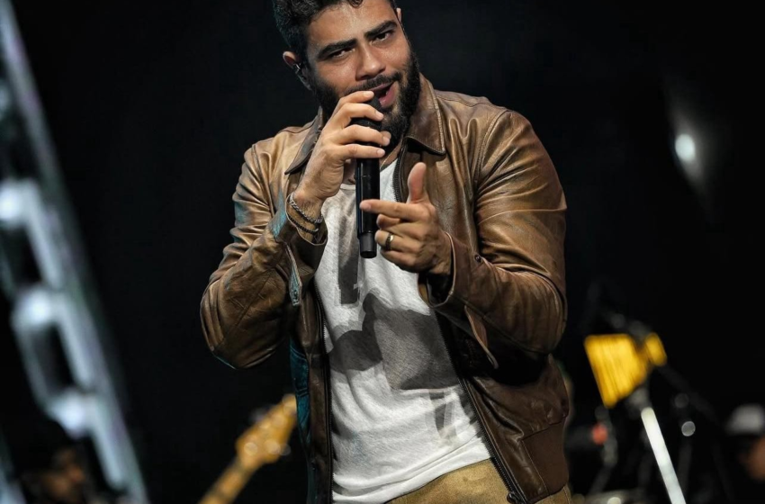 Henrique e Juliano se arriscam no forró em show com direito a calcinhas no palco, no São João de Campina Grande