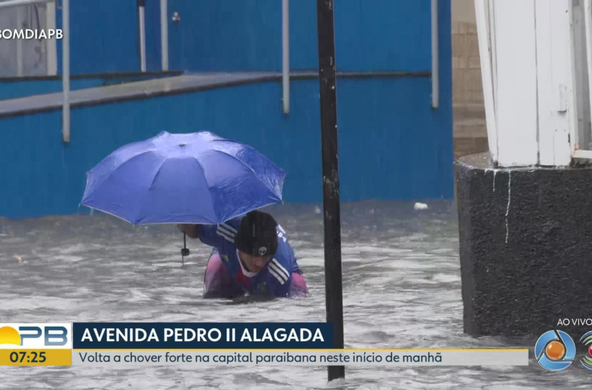  Chuva em João Pessoa causa alagamentos e mobiliza morador para desobstruir bueiros: 'tentei fazer o impossível'