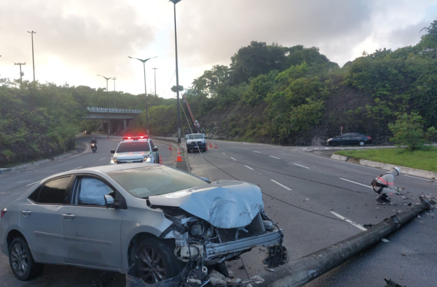  Carro bate em poste e interdita parcialmente o trânsito em avenida de João Pessoa