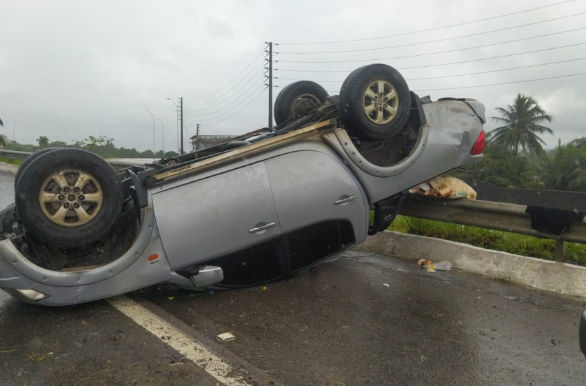 Carro com três ocupantes capota na BR-230, em Santa Rita, PB