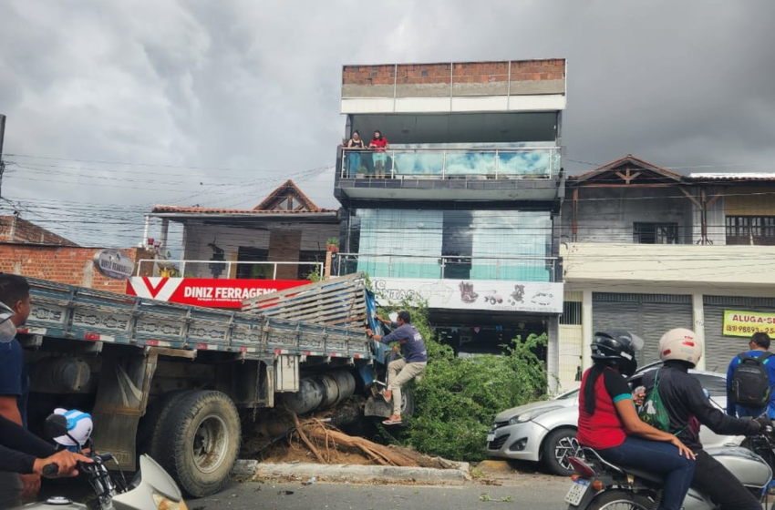 Caminhão derruba árvore, atinge dois carros e duas motos e deixa três pessoas feridas, em Campina Grande