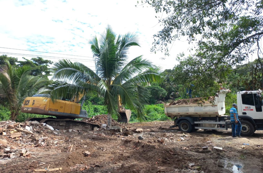 Currais de porcos construídos às margens do Rio Jaguaribe são demolidos, em João Pessoa