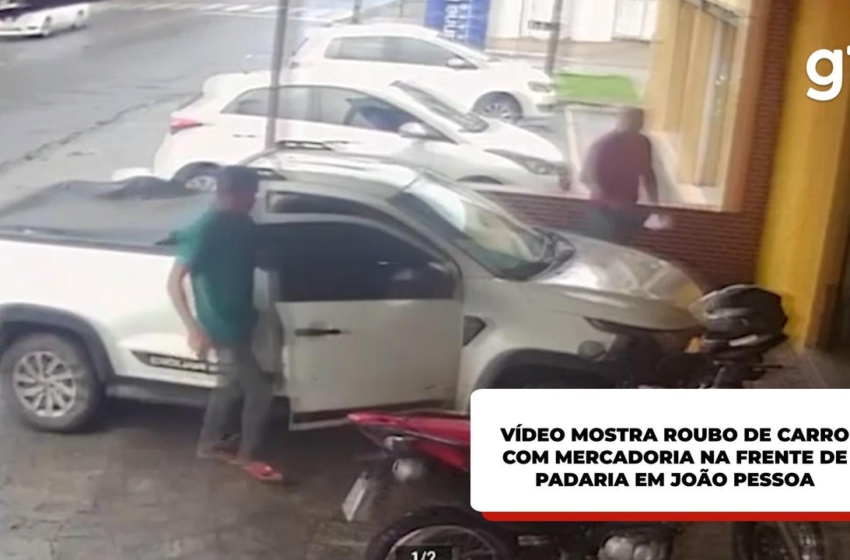  Vídeo mostra momento em que homens armados roubam carro com mercadoria na frente de padaria, em João Pessoa