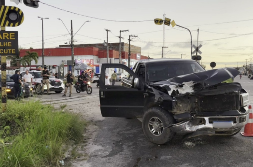  Carro colide com trem e motorista fica preso às ferragens, em João Pessoa