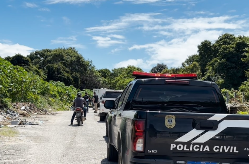 Corpo com marcas de tiros e facadas é encontrado em área isolada de comunidade em João Pessoa