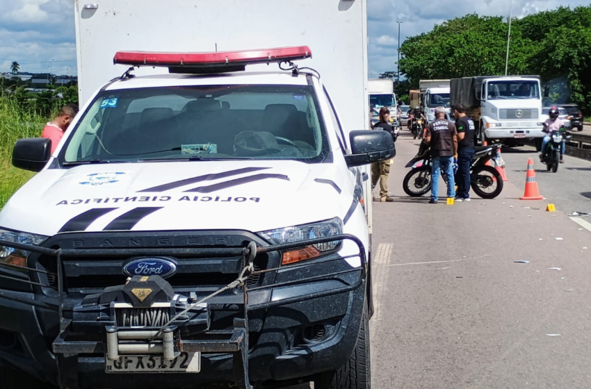 Mulher morre após cair de moto e ser atropelada por caminhão, em João Pessoa